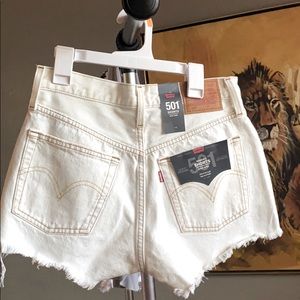 Levi’s Cut off denim shorts off white